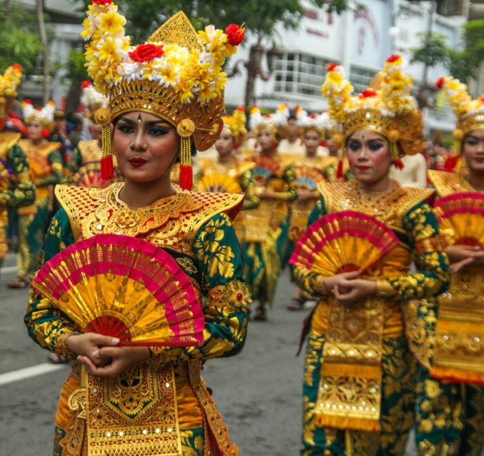 Des femmes en tenue traditionnelle balinaise lors du Bali Arts Festival