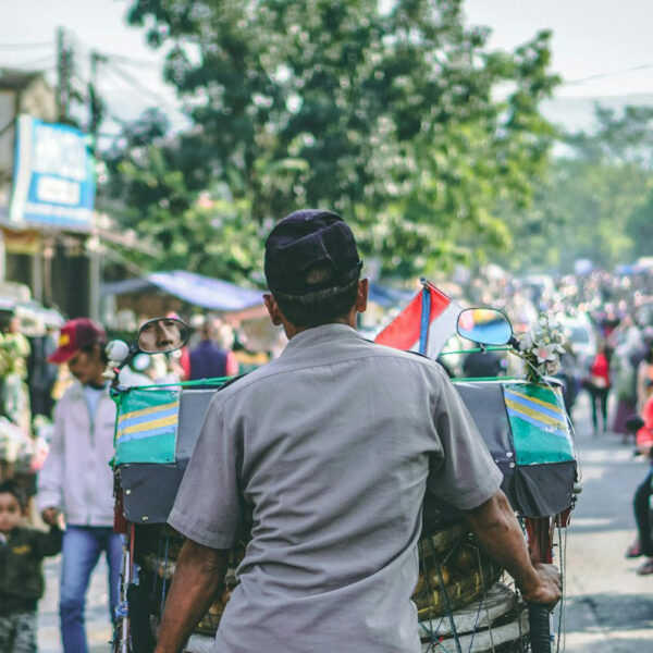 La foule dans un marché de Bandung à Java en Indonésie