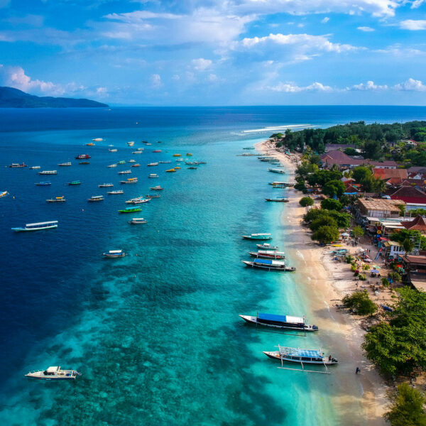 De nombreux bateaux accostés sur une plage de l'ile Gili Trawangan en Indonésie