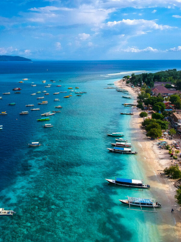 De nombreux bateaux accostés sur une plage de l'ile Gili Trawangan en Indonésie