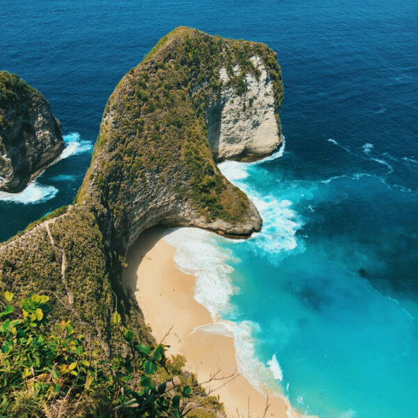Vue aérienne du rocher de Kelingking Beach sur Nusa Penida à Bali en Indonésie