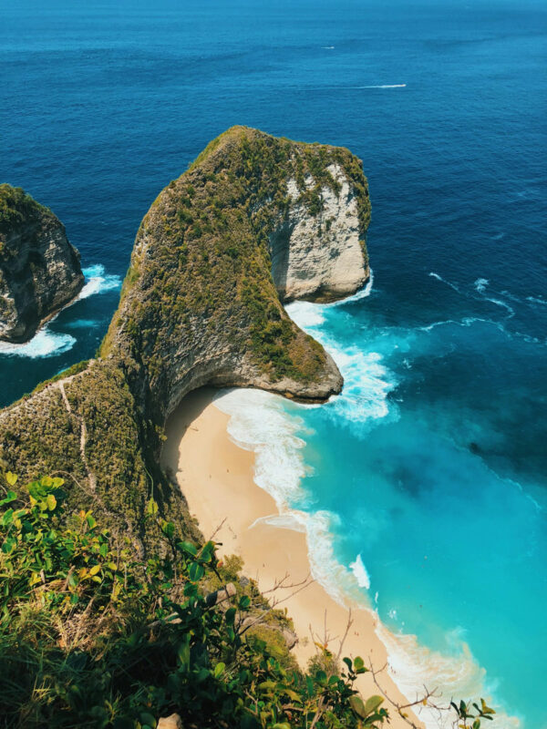 Vue aérienne du rocher de Kelingking Beach sur Nusa Penida à Bali en Indonésie