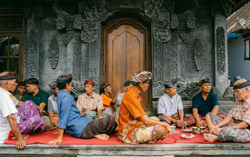 Préparation d'offrandes traditionnelles à Bali, spiritualité et cérémonies indonésiennes